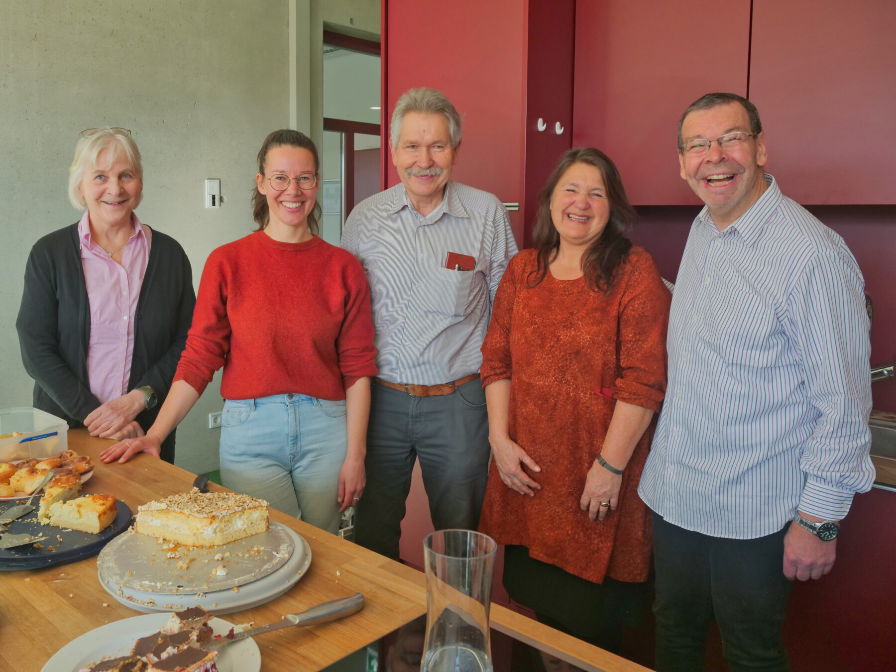 Freundliche Gesichter erwarten Gäste beim Internationalen Tee-Café. Darunter Familienreferentin Dors Graf, Christine Auberger vom Haus der Familie und das Organisationsteam mit Günther Reithmeier, Hilde Hänisch und Erwin Mayer. © Stadt Burghausen