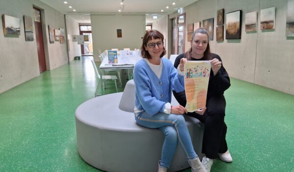 Geschichten lauschen im Haus der Familie und in der Stadtbibliothek: Büchereileiterin Christin Moll (l.) und Karolina Gerlitz aus dem Haus der Familie freuen sich am Freitagnachmittag über viele kleine und große Zuhörerinnen und Zuhörer beim bundesweiten Vorlesetag. Fotocredit: Stadt Burghausen / tg
