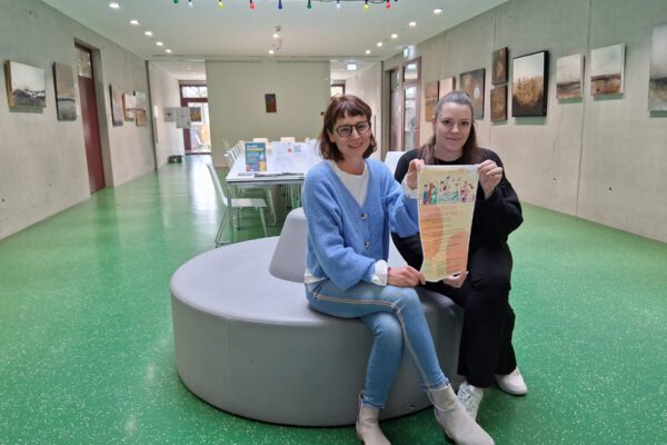 Geschichten lauschen im Haus der Familie und in der Stadtbibliothek: Büchereileiterin Christin Moll (l.) und Karolina Gerlitz aus dem Haus der Familie freuen sich am Freitagnachmittag über viele kleine und große Zuhörerinnen und Zuhörer beim bundesweiten Vorlesetag. Fotocredit: Stadt Burghausen / tg
