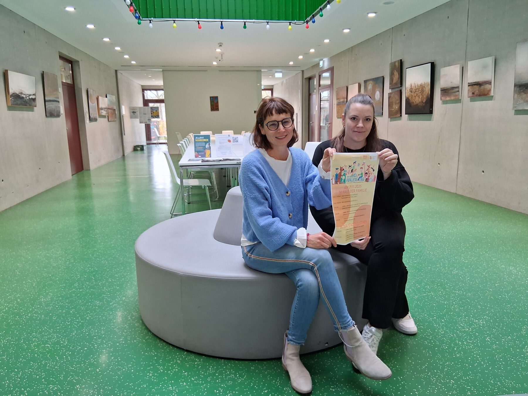 Geschichten lauschen im Haus der Familie und in der Stadtbibliothek: Büchereileiterin Christin Moll (l.) und Karolina Gerlitz aus dem Haus der Familie freuen sich am Freitagnachmittag über viele kleine und große Zuhörerinnen und Zuhörer beim bundesweiten Vorlesetag. Fotocredit: Stadt Burghausen / tg