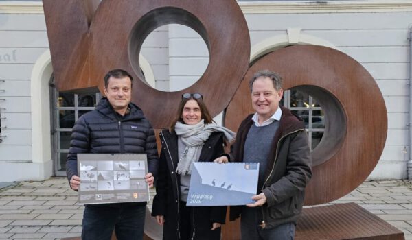 Ines Auerbach und Oliver Habel haben die Bilder für den Kalender ausgewählt, Erster Bürgermeister Florian Schneider unterstützt und schätzt das Waldrapp-Projekt am Standort Burghausen sehr. Fotocredit: Stadt Burghausen / Duscher
