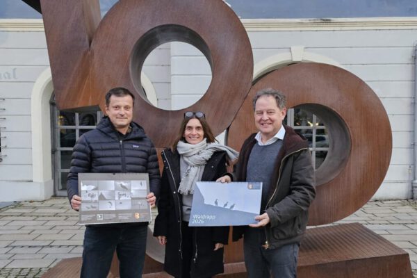 Ines Auerbach und Oliver Habel haben die Bilder für den Kalender ausgewählt, Erster Bürgermeister Florian Schneider unterstützt und schätzt das Waldrapp-Projekt am Standort Burghausen sehr. Fotocredit: Stadt Burghausen / Duscher Ines Auerbach und Oliver Habel haben die Bilder für den Kalender ausgewählt, Erster Bürgermeister Florian Schneider unterstützt und schätzt das Waldrapp-Projekt am Standort Burghausen sehr. Fotocredit: Stadt Burghausen / Duscher