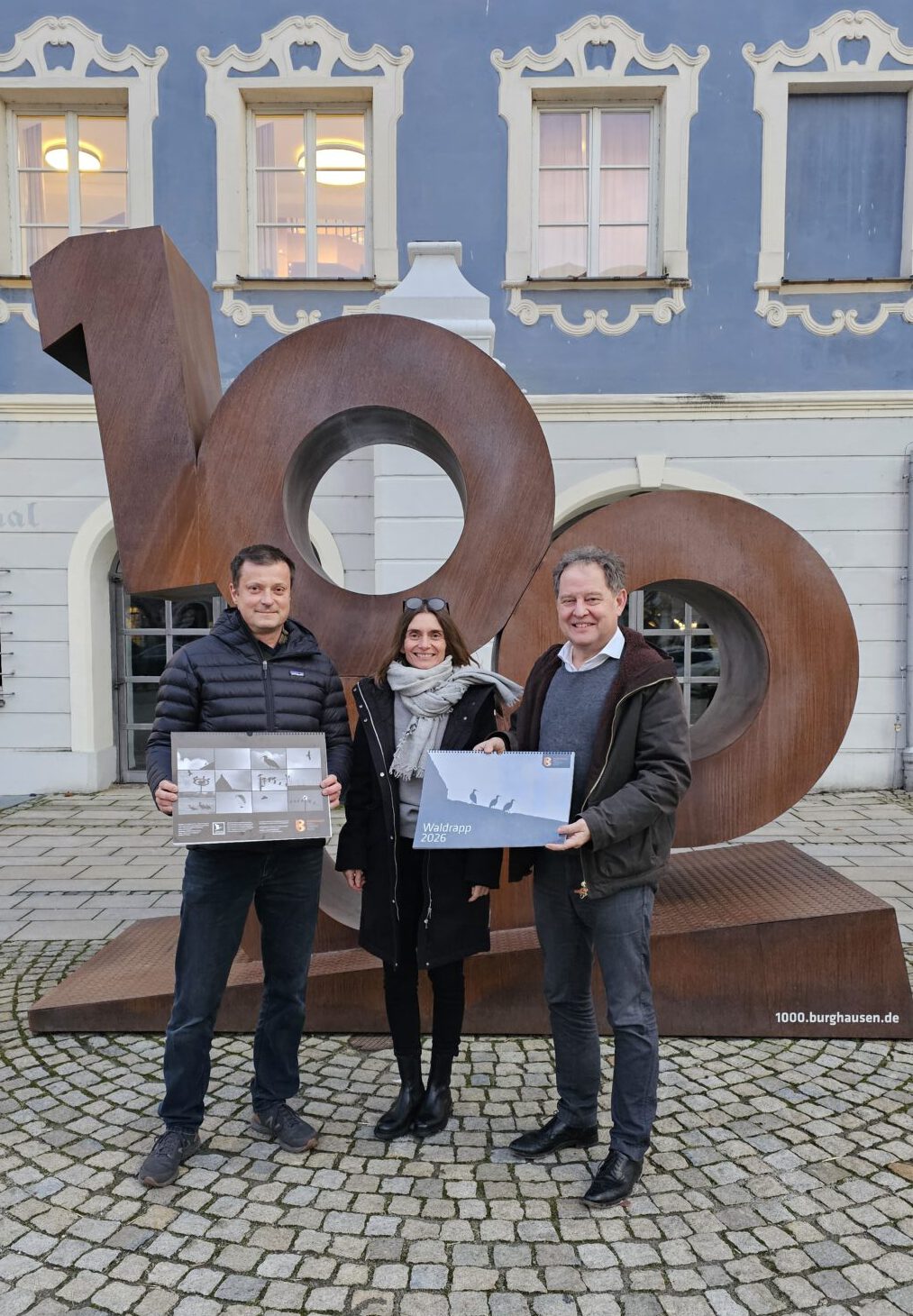 Ines Auerbach und Oliver Habel haben die Bilder für den Kalender ausgewählt, Erster Bürgermeister Florian Schneider unterstützt und schätzt das Waldrapp Projekt am Standort Burghausen sehr  Fotocredit: Stadt Burghausen / Duscher