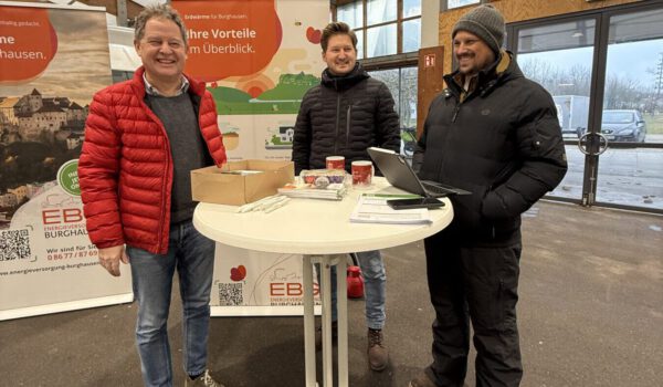 Erster Bürgermeister Florian Schneider schaut beim Beratungsteam am Wochenmarkt in der Messehalle vor-bei. Umweltingenieur Stephan Göbl und Martin Kohl von der EBG werden vor allem nach den Kosten für den Hausanschluss und Terminen der Ausbaustufen gefragt. Fotocredit: Stadt Burghausen / Königseder