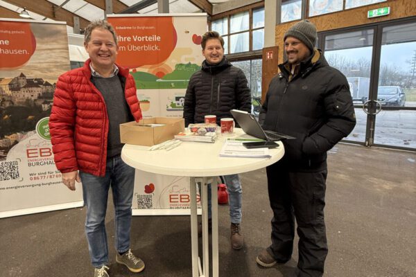 PM 264 Beartung zur Fernwärme für Burghausen gut gestartet Foto köx Erster Bürgermeister Florian Schneider schaut beim Beratungsteam am Wochenmarkt in der Messehalle vor-bei. Umweltingenieur Stephan Göbl und Martin Kohl von der EBG werden vor allem nach den Kosten für den Hausanschluss und Terminen der Ausbaustufen gefragt. Fotocredit: Stadt Burghausen / Königseder