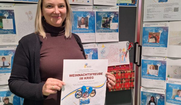 Natalia Laib, Vorständin des Kolos e.V. freut sich über die Kooperation mit dem Haus der Familie und organisiert die rechtzeitige Lieferung der Weihnachtspäckchen in die Ukraine. Fotocredit: Haus der Familie/Stadt Burghausen