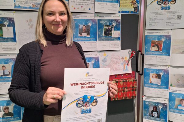 Natalia Laib, Vorständin des Kolos e.V. freut sich über die Kooperation mit dem Haus der Familie und organisiert die rechtzeitige Lieferung der Weihnachtspäckchen in die Ukraine. Fotocredit: Haus der Familie/Stadt Burghausen