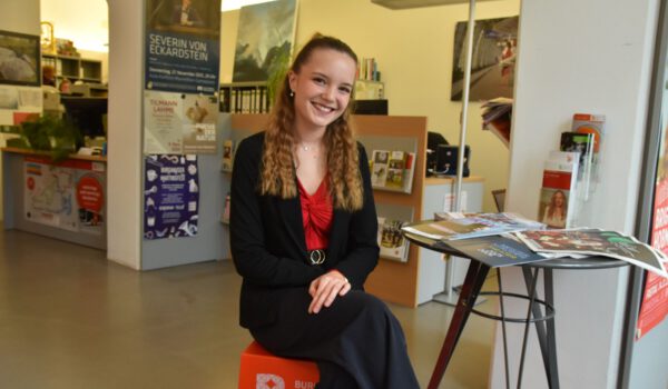Fühlt sich in der Kultur zuhause: Johanna Hirl an ihrem Ausbildungsplatz im Kulturbüro der Stadt Burghausen am Bichl in den Grüben. Fotocredit: Stadt Burghausen / tg