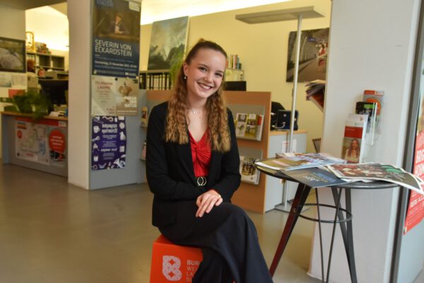 Fühlt sich in der Kultur zuhause: Johanna Hirl an ihrem Ausbildungsplatz im Kulturbüro der Stadt Burghausen am Bichl in den Grüben. Fotocredit: Stadt Burghausen / tg