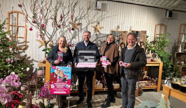 Werbering Burghausen/ v.l. Simone Mayer (GF Werbering), Markus Nussbaumer (GF Wirtschaftsförderung), Petra Forstpointner (1. Vorsitzende Werbering) & 1. Bürgermeister Florian Schneider geben vor dem ersten Adventswochenende einen Ausblick auf die Weihnachts-Los-Aktion - mit dabei: der von der Wirtschaftsförderung Burghausen gesponsorte Jubiläums-Jackpot über 1.000 €. Fotos/ Werbering Burghausen