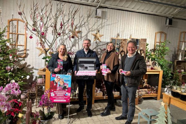 Werbering Burghausen/ v.l. Simone Mayer (GF Werbering), Markus Nussbaumer (GF Wirtschaftsförderung), Petra Forstpointner (1. Vorsitzende Werbering) & 1. Bürgermeister Florian Schneider geben vor dem ersten Adventswochenende einen Ausblick auf die Weihnachts-Los-Aktion - mit dabei: der von der Wirtschaftsförderung Burghausen gesponsorte Jubiläums-Jackpot über 1.000 €. Fotos/ Werbering Burghausen