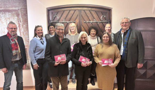 Glückliche Gewinner, große Freude: (v.l.) Matthias Hefner, Renate Joist, Siglinde Auer-Neuner, Brigitte Streng, und Varvara Popovic und halten ihre Golden Cards nach der feierlichen Übergabe durch Rechtsanwalt Roman Bauer, Petra Forstpointner 1.. Vorsitzende, Sigrid Resch Geschäftsführerin Burghauser Touristik und Simone Mayer Geschäftsführerin Werbering Burghausen in den Händen – ein Jahr voller exklusiver Vorteile wartet auf sie! Foto/ Werbering Burghausen