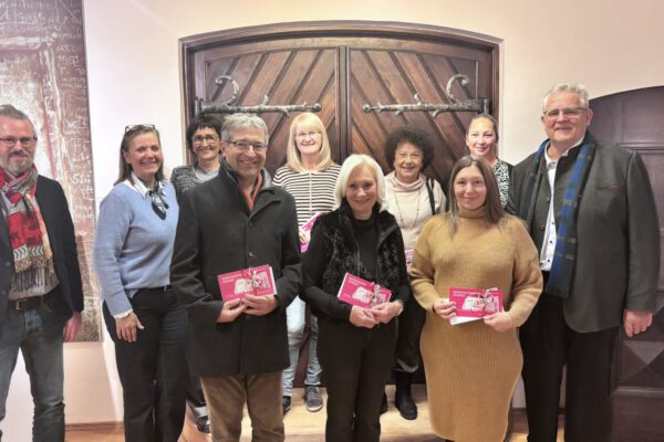 Glückliche Gewinner, große Freude: (v.l.) Matthias Hefner, Renate Joist, Siglinde Auer-Neuner, Brigitte Streng, und Varvara Popovic und halten ihre Golden Cards nach der feierlichen Übergabe durch Rechtsanwalt Roman Bauer, Petra Forstpointner 1.. Vorsitzende, Sigrid Resch Geschäftsführerin Burghauser Touristik und Simone Mayer Geschäftsführerin Werbering Burghausen in den Händen – ein Jahr voller exklusiver Vorteile wartet auf sie! Foto/ Werbering Burghausen