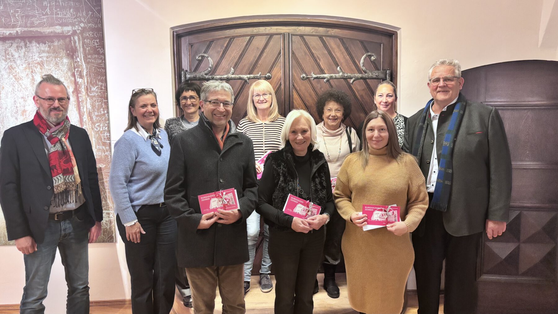 Glückliche Gewinner, große Freude: (v l ) Matthias Hefner, Renate Joist, Siglinde Auer Neuner, Brigitte Streng, und Varvara Popovic und halten ihre Golden Cards nach der feierlichen Übergabe durch Rechtsanwalt Roman Bauer, Petra Forstpointner 1   Vorsitzende, Sigrid Resch Geschäftsführerin Burghauser Touristik und Simone Mayer Geschäftsführerin Werbering Burghausen in den Händen – ein Jahr voller exklusiver Vorteile wartet auf sie! Foto/ Werbering Burghausen