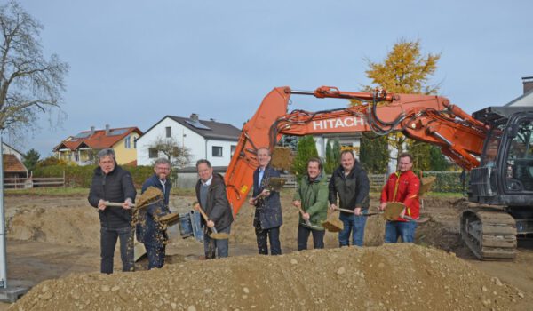 Beim Spatenstich für das 7-Millionenprojekt der WiBG: (v. li.) Architekt Helmut Dillinger, WiBG-Geschäftsführer Markus Nußbaumer, Bürgermeister Florian Schneider, WiBG-Geschäftsführer Dr. Christian Hackl, Generalunternehmer Heiner Hintermeier sowie von der Baufirma M.Grundner GmbH Geschäftsführer Robert Vitzthum und Bauleiter Johann Kaufleitner. (Foto: Koch/WiBG)