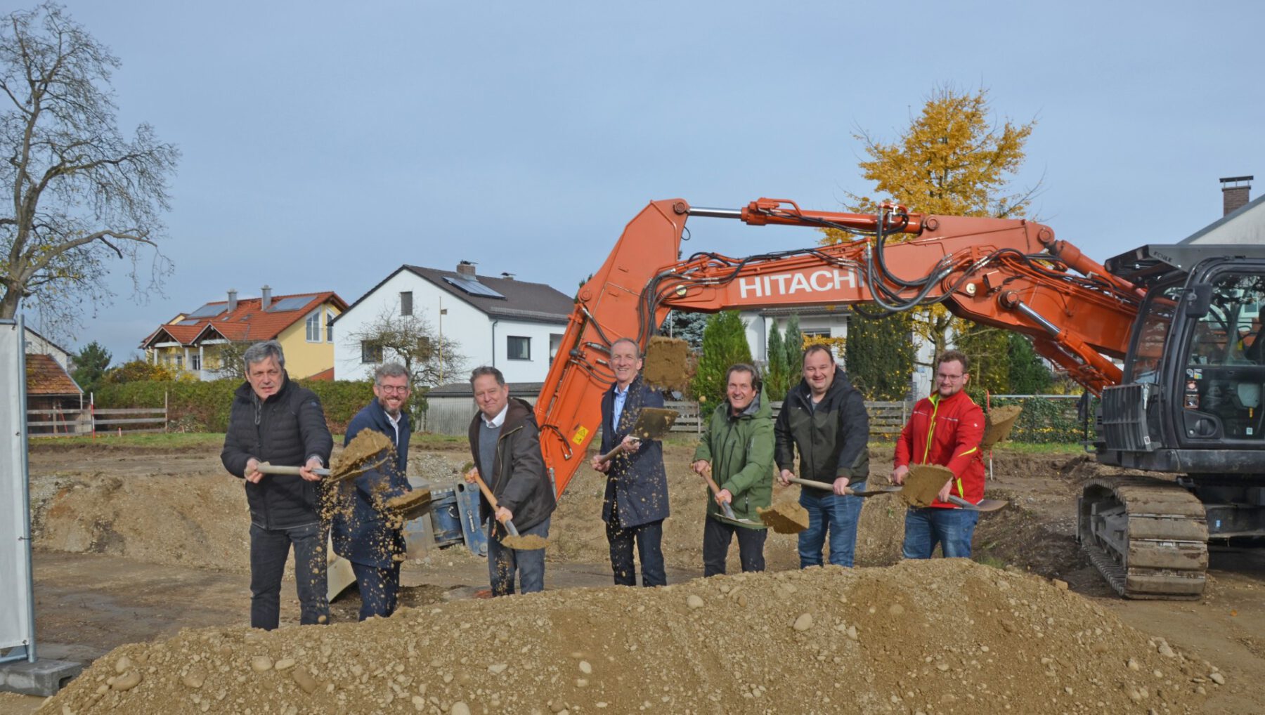 Beim Spatenstich für das 7 Millionenprojekt der WiBG: (v  li ) Architekt Helmut Dillinger, WiBG Geschäftsführer Markus Nußbaumer, Bürgermeister Florian Schneider, WiBG Geschäftsführer Dr  Christian Hackl, Generalunternehmer Heiner Hintermeier sowie von der Baufirma M Grundner GmbH Geschäftsführer Robert Vitzthum und Bauleiter Johann Kaufleitner  (Foto: Koch/WiBG)
