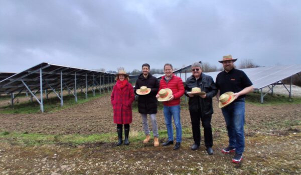 Die Sonne scheint auch an nebligen Tagen: EBG-Co-Geschäftsführerin Tanja Erb (v.l.), EBG-Prokurist Pascal Steinbach, Bürgermeister Florian Schneider, Privatkunde Peter Irmler und EBG-Kundenberater Mark Föhst feierten das neue Stromangebot aus dem Solarpark Hieringer Feld. Fotocredit: Stadt Burghausen / tg