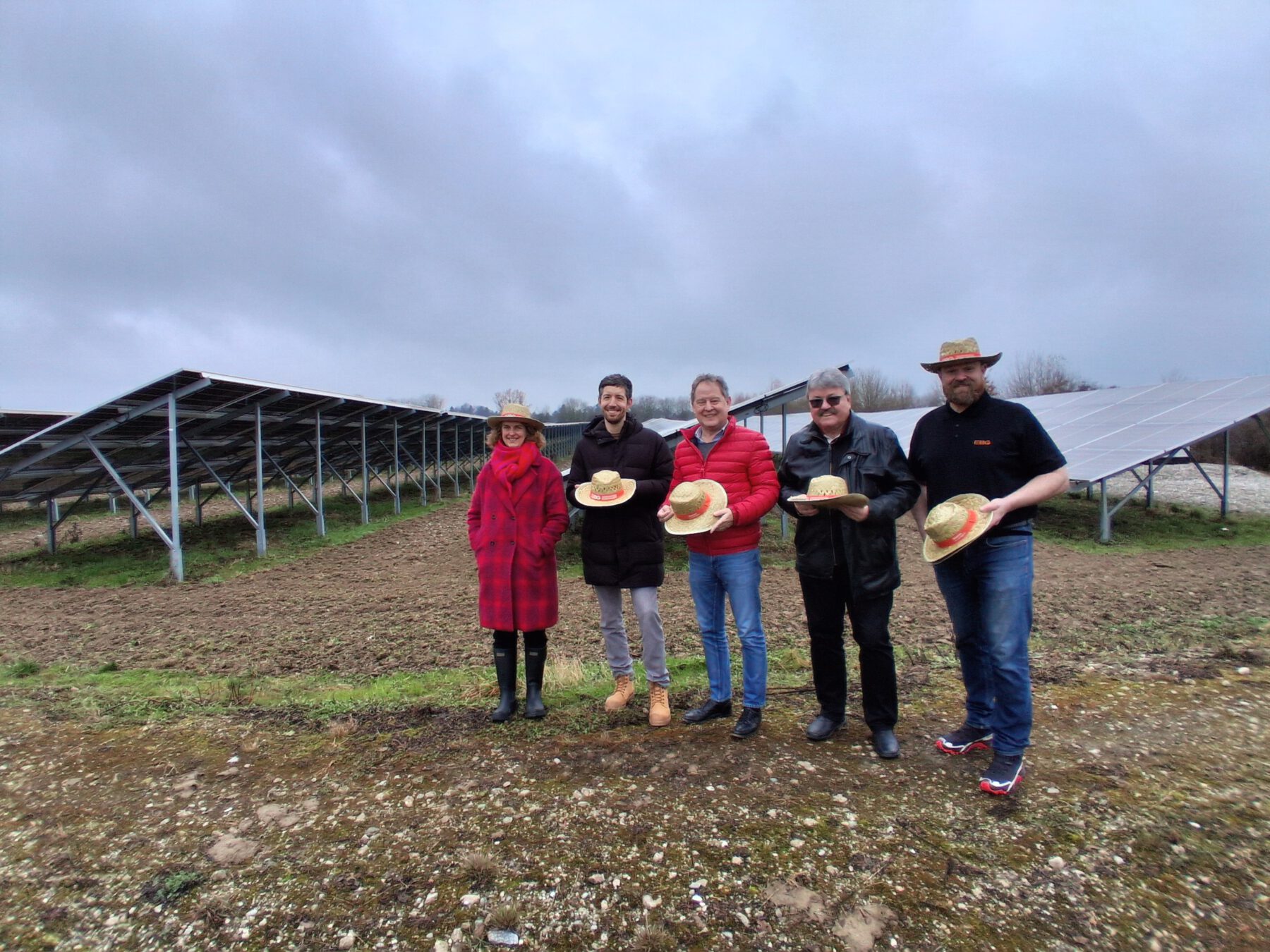 Die Sonne scheint auch an nebligen Tagen: EBG-Co-Geschäftsführerin Tanja Erb (v.l.), EBG-Prokurist Pascal Steinbach, Bürgermeister Florian Schneider, Privatkunde Peter Irmler und EBG-Kundenberater Mark Föhst feierten das neue Stromangebot aus dem Solarpark Hieringer Feld. Fotocredit: Stadt Burghausen / tg