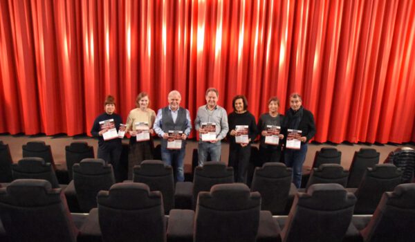 Sie sind die Initiatoren des neuen Kinonachmittags für Senioren (v.l.): Katrin Krumbachner (Landratsamt Altötting), Veronika Alfranseder (Seniorenbüro), Heinz Donner (Seniorenreferent), Florian Schneider (Erster Bürgermeister), Claudia Semmler (AG Senioren), Daniela Mayer (QUADROSCOPE) und Altbürgermeister Hans Steindl (VdK-Ortsvorsitzender) präsentieren das Programm im Neustadt-Kino Quadroscope. Fotocredit: Stadt Burghausen/tg