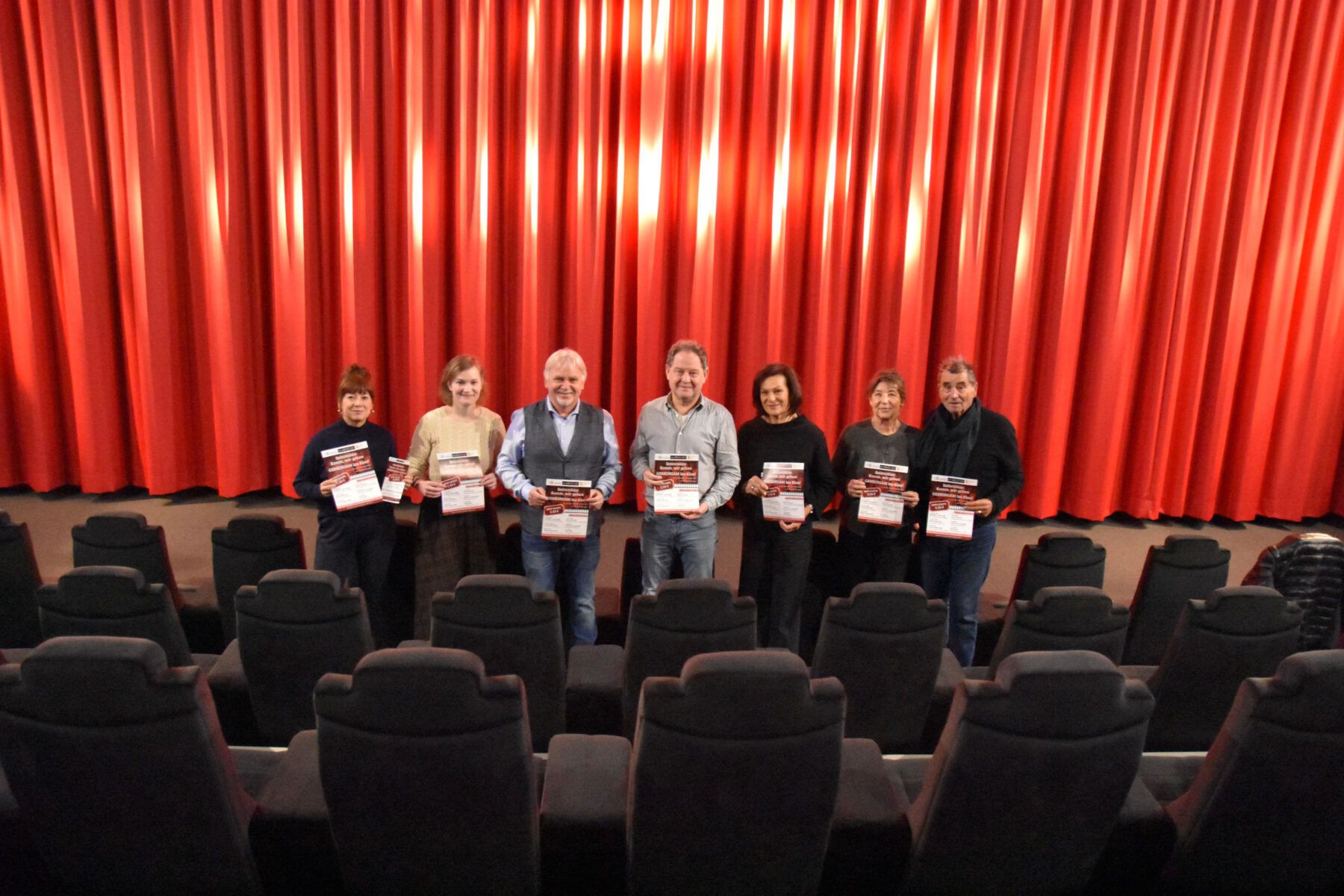 Sie sind die Initiatoren des neuen Kinonachmittags für Senioren (v.l.): Katrin Krumbachner (Landratsamt Altötting), Veronika Alfranseder (Seniorenbüro), Heinz Donner (Seniorenreferent), Florian Schneider (Erster Bürgermeister), Claudia Semmler (AG Senioren), Daniela Mayer (QUADROSCOPE) und Altbürgermeister Hans Steindl (VdK-Ortsvorsitzender) präsentieren das Programm im Neustadt-Kino Quadroscope. Fotocredit: Stadt Burghausen/tg