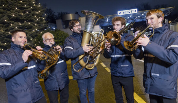 An sieben Stationen machen die Musiker der WACKER Werkkapelle am 24.12. Halt, um traditionelle Weihnachtslieder zum Besten zu geben. (Quelle: Wacker Chemie AG)