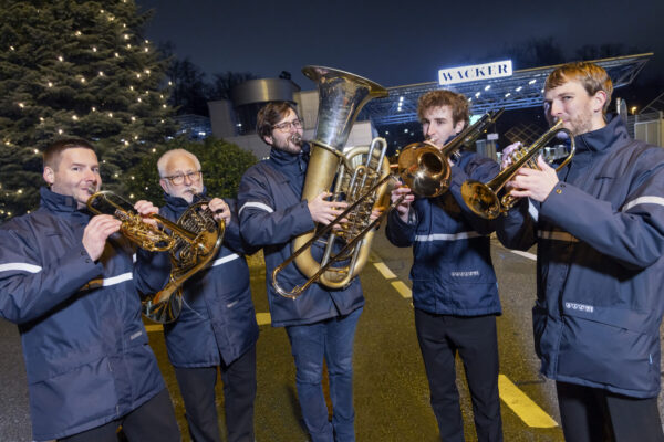 An sieben Stationen machen die Musiker der WACKER Werkkapelle am 24.12. Halt, um traditionelle Weihnachtslieder zum Besten zu geben. (Quelle: Wacker Chemie AG)
