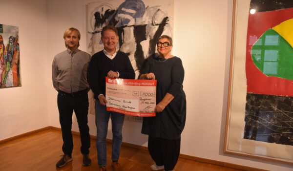 Auf dem Bild sind von links nach rechts zu sehen: Johann Seitz, 1. Vorsitzender des Vereins Altstadtfreunde, Burghausens Erster Bürgermeister Florian Schneider und Kassierin Gabriele Schwab, die den diesjährigen Spendenscheck der Altstadtfreunde übergeben.