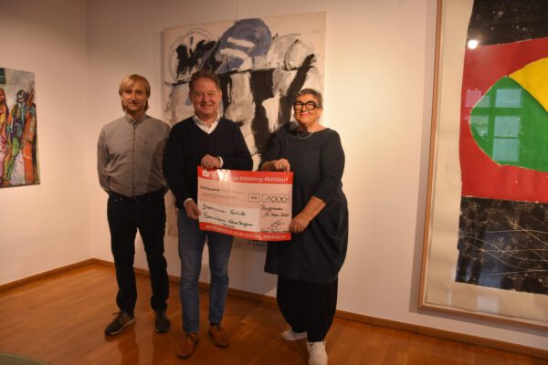 2025_11_27_Stadt_Burghausen_Spendenübergabe_Altstadtfreunde (2) Auf dem Bild sind von links nach rechts zu sehen: Johann Seitz, 1. Vorsitzender des Vereins Altstadtfreunde, Burghausens Erster Bürgermeister Florian Schneider und Kassierin Gabriele Schwab, die den diesjährigen Spendenscheck der Altstadtfreunde übergeben.