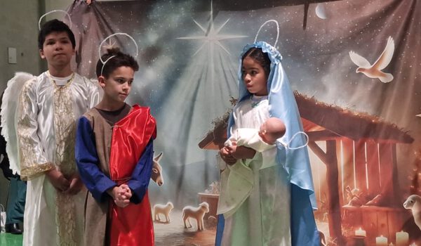 Höhepunkt der Weihnachtsnovene war das Krippenspiel der Kinder in festlichen, selbstgestalteten Kostümen. Fotocredit: Stadt Burghausen / Vilma Quintero