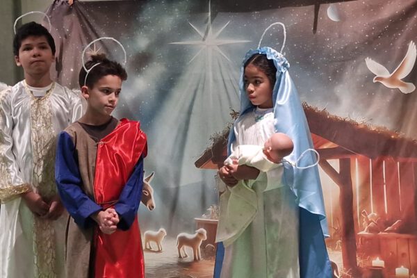 Höhepunkt der Weihnachtsnovene war das Krippenspiel der Kinder in festlichen, selbstgestalteten Kostümen. Fotocredit: Stadt Burghausen / Vilma Quintero