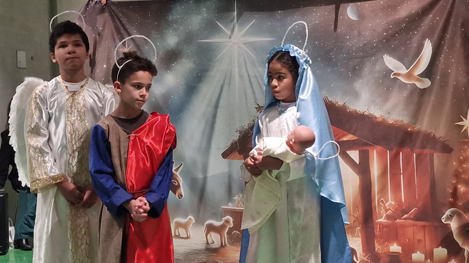 Höhepunkt der Weihnachtsnovene war das Krippenspiel der Kinder in festlichen, selbstgestalteten Kostümen. Fotocredit: Stadt Burghausen / Vilma Quintero