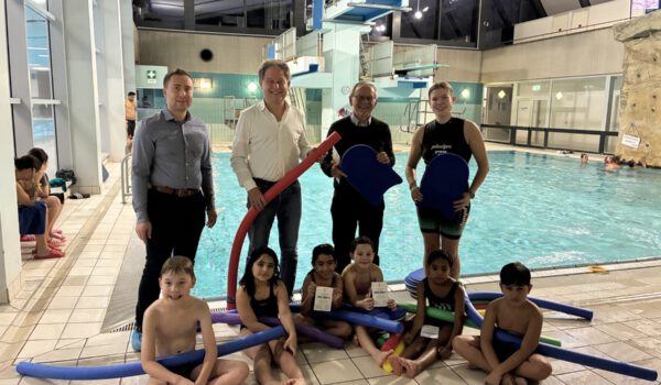 Sicher im Wasser, Spass am Nass: Das ist das Ziel der Schimmförderung für Zweitklässler. Bäderleiter Stefan Sajdak (v.l.), Bürgermeister Florian Schneider und Schulreferent Norbert Englisch gratulierten den Kindern aus der 5. Schwimmgruppe zum erfolgreichen Abschluss ihres Kurses. Schwimmmeisterin Franziska Reisegast (r.) und andere Schwimmmeister haben ihnen das Schwimmen beigebracht. Fotocredit: Stadt Burghausen