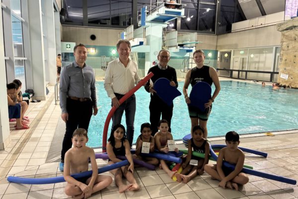 Sicher im Wasser, Spass am Nass: Das ist das Ziel der Schimmförderung für Zweitklässler. Bäderleiter Stefan Sajdak (v.l.), Bürgermeister Florian Schneider und Schulreferent Norbert Englisch gratulierten den Kindern aus der 5. Schwimmgruppe zum erfolgreichen Abschluss ihres Kurses. Schwimmmeisterin Franziska Reisegast (r.) und andere Schwimmmeister haben ihnen das Schwimmen beigebracht. Fotocredit: Stadt Burghausen