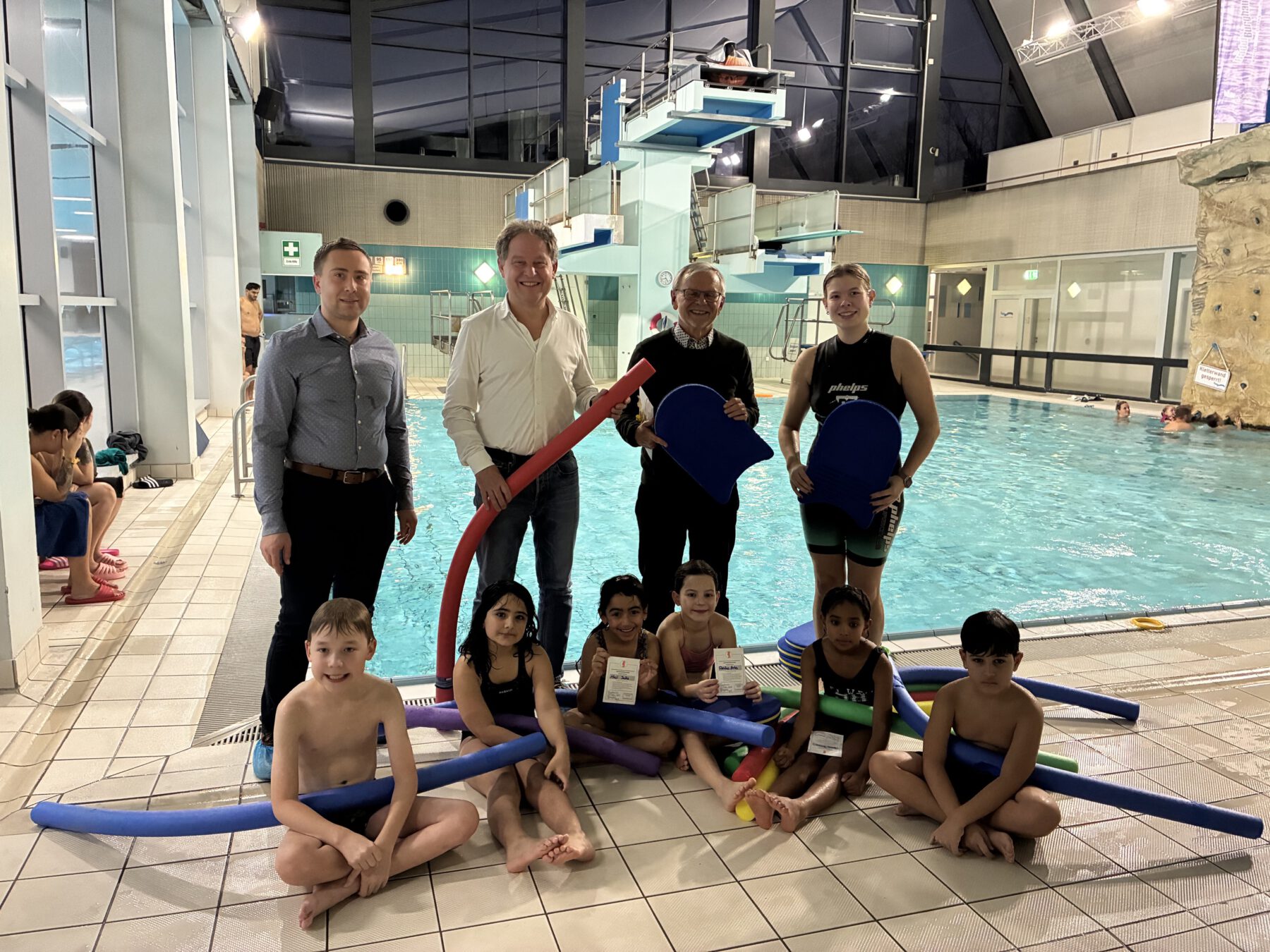 Sicher im Wasser, Spass am Nass: Das ist das Ziel der Schimmförderung für Zweitklässler  Bäderleiter Stefan Sajdak (v l ), Bürgermeister Florian Schneider und Schulreferent Norbert Englisch gratulierten den Kindern aus der 5  Schwimmgruppe zum erfolgreichen Abschluss ihres Kurses  Schwimmmeisterin Franziska Reisegast (r ) und andere Schwimmmeister haben ihnen das Schwimmen beigebracht  Fotocredit: Stadt Burghausen