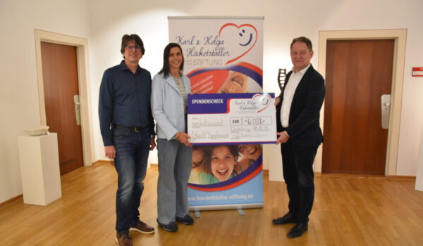 Einmal mehr unterstützt die Karl und Helga Höcketstaller Stiftung benachteiligte Kinder: Dafür dankte Stadtoberhaupt Florian Schneider (r.) der Stiftungsvorsitzenden Petra Höcketstaller und Christian Latzlsperger vom Stiftungsbeirat bei der Spendenscheckübergabe im Rathaus.