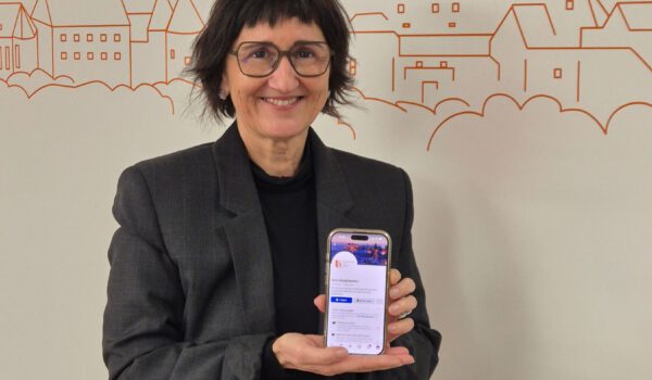 Sigrid Resch, Geschäftsführerin der Burghauser Touristik (BTG), freut sich, dass die BTG mit visit.burghausen wieder auf Facebook und Instagram vertreten ist. Fotocredit: Burghauser Touristik