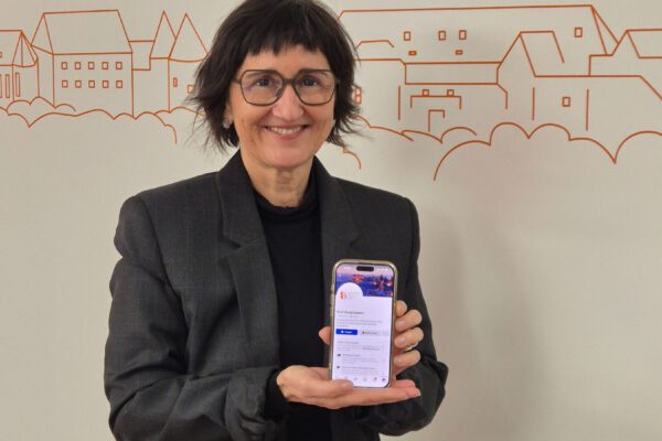 Sigrid Resch, Geschäftsführerin der Burghauser Touristik (BTG), freut sich, dass die BTG mit visit.burghausen wieder auf Facebook und Instagram vertreten ist. Fotocredit: Burghauser Touristik