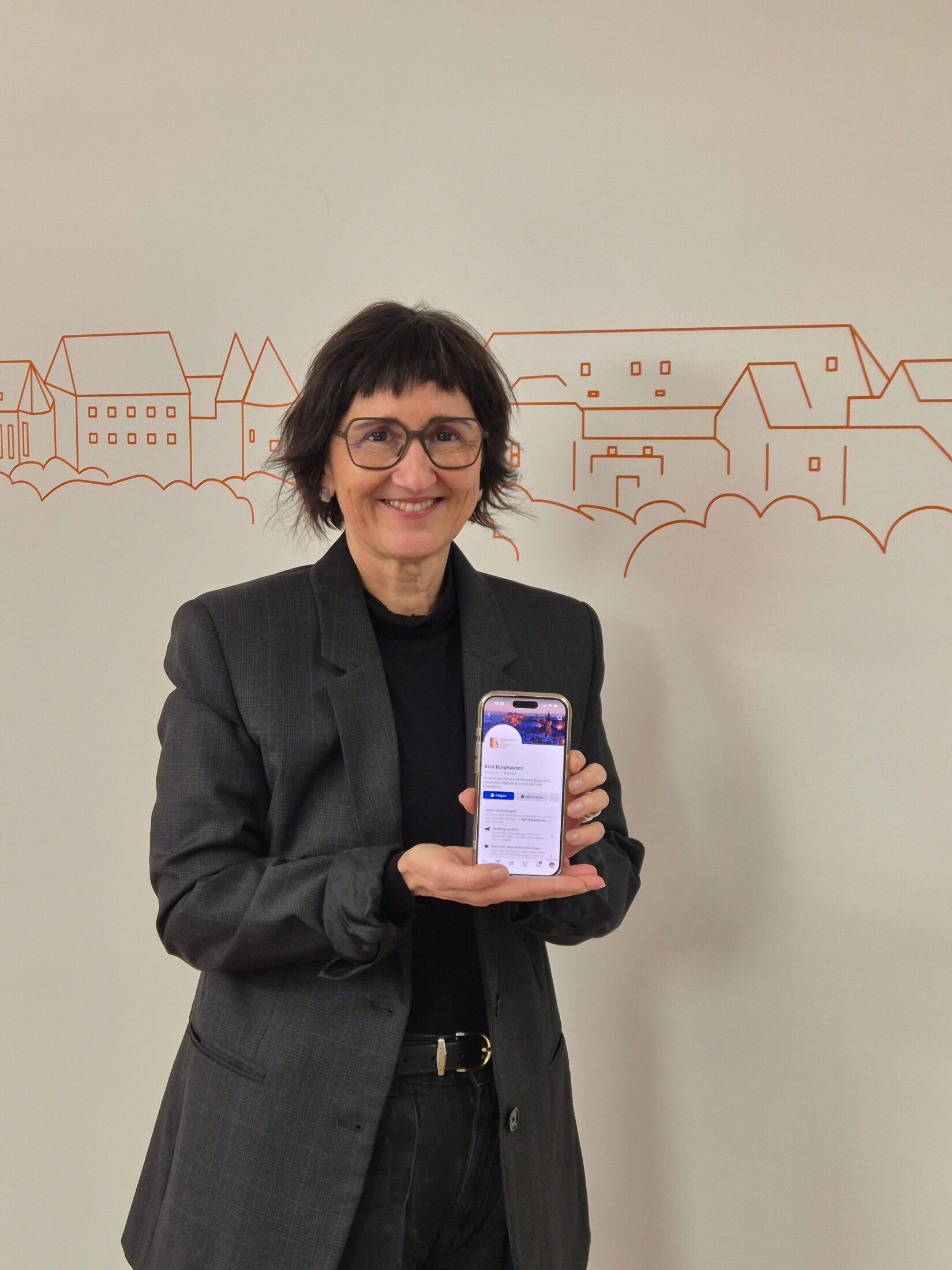 Sigrid Resch, Geschäftsführerin der Burghauser Touristik (BTG), freut sich, dass die BTG mit visit.burghausen wieder auf Facebook und Instagram vertreten ist. Fotocredit: Burghauser Touristik