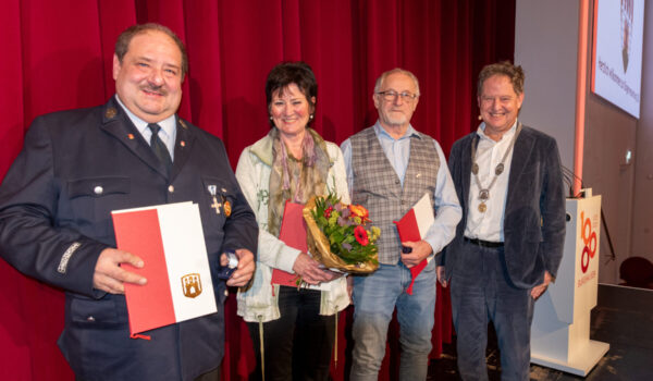 Für ihr Engagement ausgezeichnet wurden (v.l.) Stefan Ertl, Barbara Reineke und Bartl Lehrhuber, überreicht bekamen sie ihre Urkunden von Erster Bürgermeister Florian Schneider. Fotocredit: Stadt Burghausen/köx