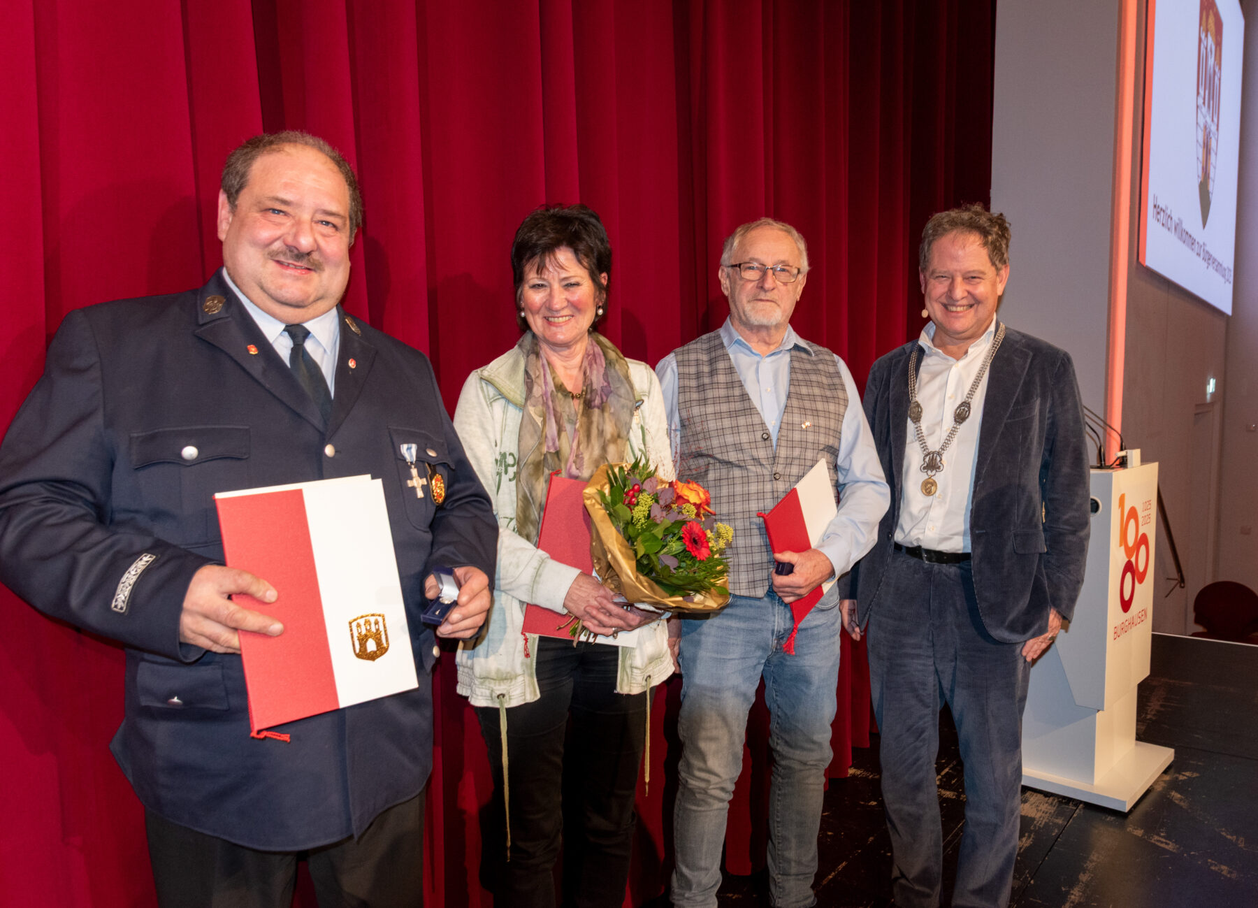 Für ihr Engagement ausgezeichnet wurden (v.l.) Stefan Ertl, Barbara Reineke und Bartl Lehrhuber, überreicht bekamen sie ihre Urkunden von Erster Bürgermeister Florian Schneider. Fotocredit: Stadt Burghausen/köx