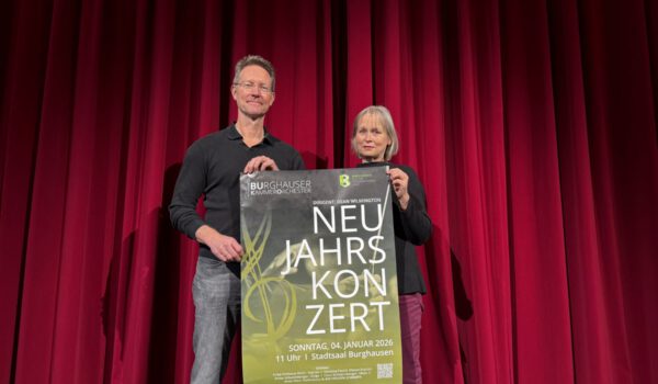 Das beigefügte Foto zeigt den Dirigenten Dean Wilmington und die Konzertmeisterin Elisabeth Simmet, die seit der Gründung des Orchesters im Jahr 1978 eine feste Mitgliederin des Orchesters ist. Fotocredit: Kulturbüro Burghausen