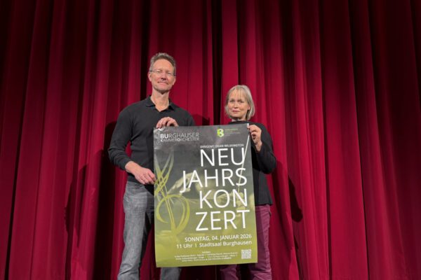 Das beigefügte Foto zeigt den Dirigenten Dean Wilmington und die Konzertmeisterin Elisabeth Simmet, die seit der Gründung des Orchesters im Jahr 1978 eine feste Mitgliederin des Orchesters ist. Fotocredit: Kulturbüro Burghausen Das beigefügte Foto zeigt den Dirigenten Dean Wilmington und die Konzertmeisterin Elisabeth Simmet, die seit der Gründung des Orchesters im Jahr 1978 eine feste Mitgliederin des Orchesters ist. Fotocredit: Kulturbüro Burghausen