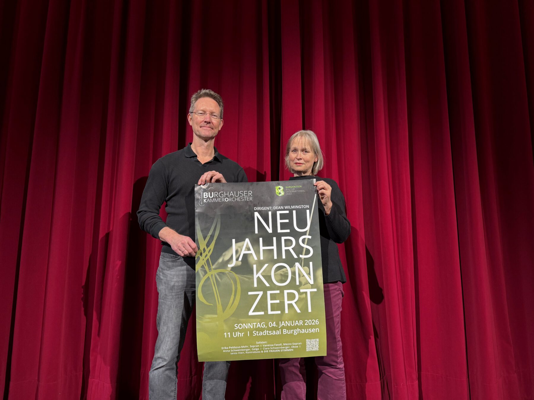 Das beigefügte Foto zeigt den Dirigenten Dean Wilmington und die Konzertmeisterin Elisabeth Simmet, die seit der Gründung des Orchesters im Jahr 1978 eine feste Mitgliederin des Orchesters ist. Fotocredit: Kulturbüro Burghausen