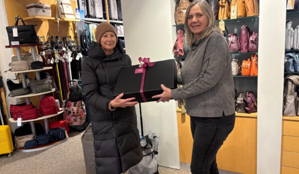 Gewinnerin Elisabeth Kübler und Werbering Vorsitzende Petra Forstpointner. © Werbering Burghausen