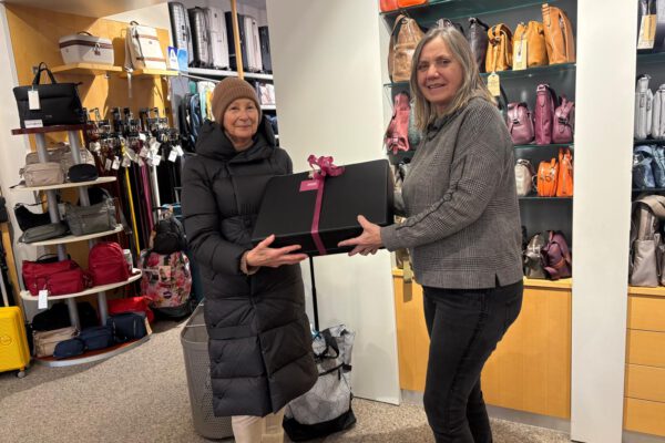 Gewinnerin Elisabeth Kübler und Werbering Vorsitzende Petra Forstpointner. © Werbering Burghausen