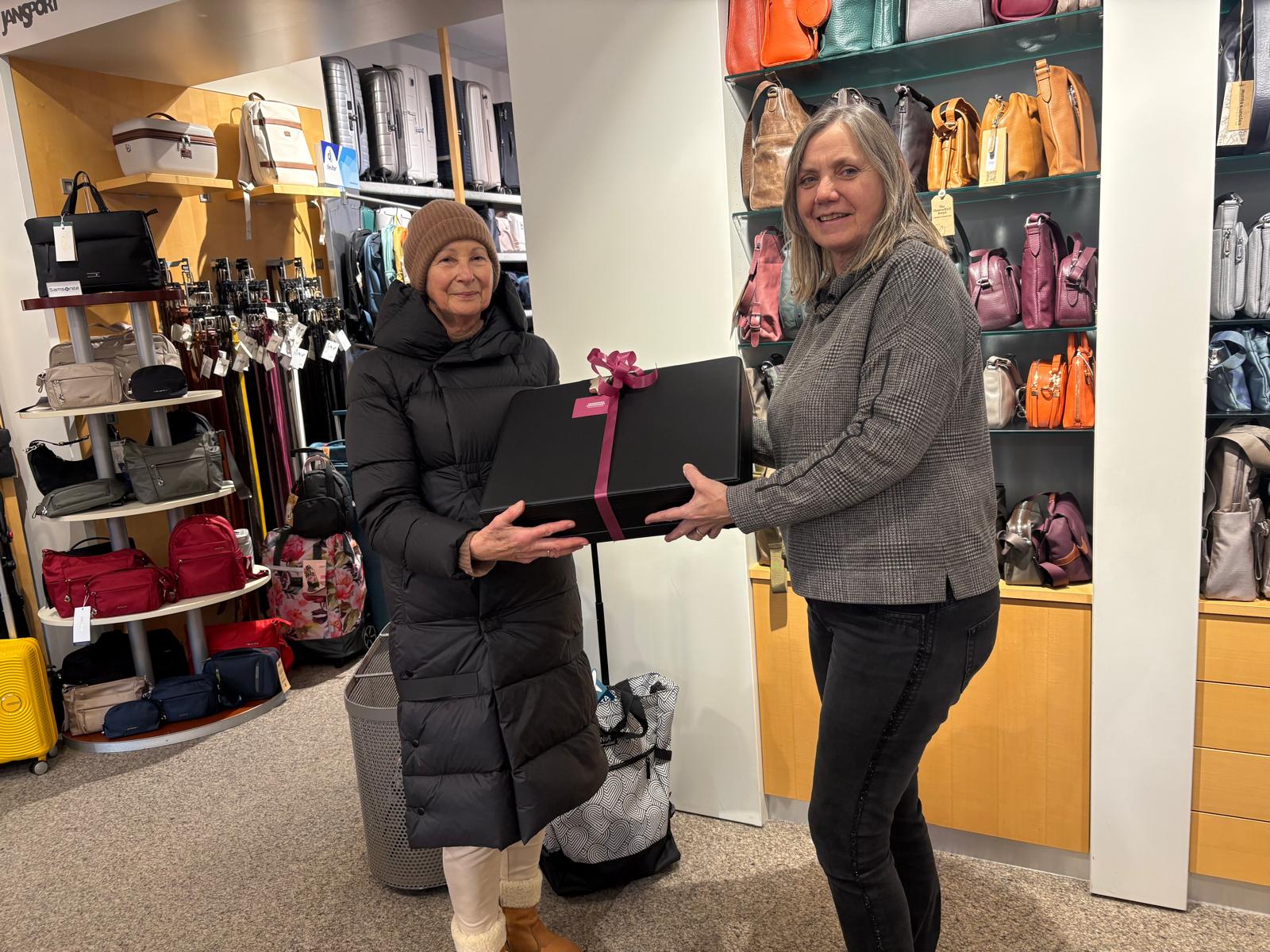 Gewinnerin Elisabeth Kübler und Werbering Vorsitzende Petra Forstpointner  © Werbering Burghausen