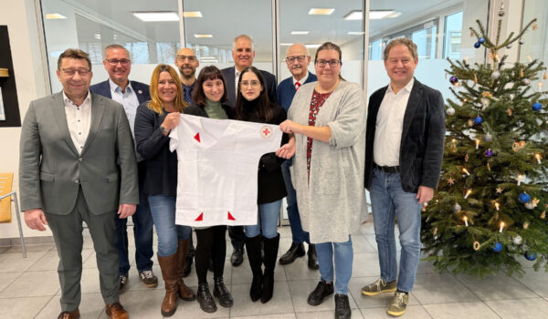 Übergabe der Kurzzeitpflege in die bewährten Hände des BRK: (v.li.) Reinhard Pillris (BRK, Referent für Seniorenhäuser und stellvertretender Kreisgeschäftsführer), Christian Fendt (BRK-Kreisgeschäftsführer), Annika Feulner (Einrichtungsleitung), Stefan Blanke (Geschäftsführer InnCare), Marie-Luise Brodschelm (Verwaltung Kurzzeitpflege), Thomas Ewald (Vorstandsvorsitzender InnKlinikum), Antonela Steko (Verwaltung Kurzzeitpflege), Herbert Hofauer (BRK-Kreisvorsitzender), Bianca Kreil (Pflegedienstleitung Kurzzeitpflege) und Florian Schneider (Bürgermeister der Stadt Burghausen). Foto: Schmitzer/InnKlinikum