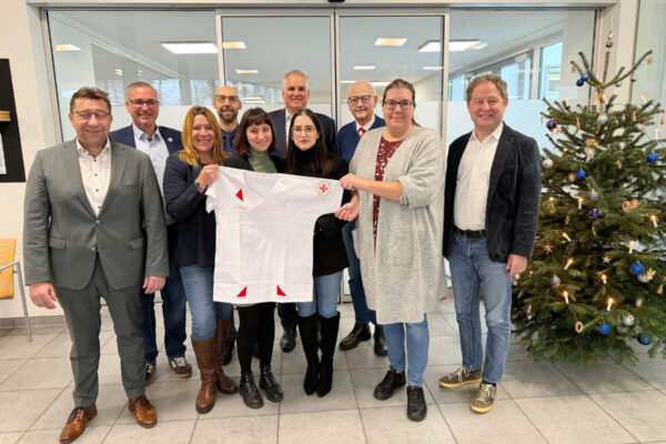 Übergabe der Kurzzeitpflege in die bewährten Hände des BRK: (v.li.) Reinhard Pillris (BRK, Referent für Seniorenhäuser und stellvertretender Kreisgeschäftsführer), Christian Fendt (BRK-Kreisgeschäftsführer), Annika Feulner (Einrichtungsleitung), Stefan Blanke (Geschäftsführer InnCare), Marie-Luise Brodschelm (Verwaltung Kurzzeitpflege), Thomas Ewald (Vorstandsvorsitzender InnKlinikum), Antonela Steko (Verwaltung Kurzzeitpflege), Herbert Hofauer (BRK-Kreisvorsitzender), Bianca Kreil (Pflegedienstleitung Kurzzeitpflege) und Florian Schneider (Bürgermeister der Stadt Burghausen). Foto: Schmitzer/InnKlinikum