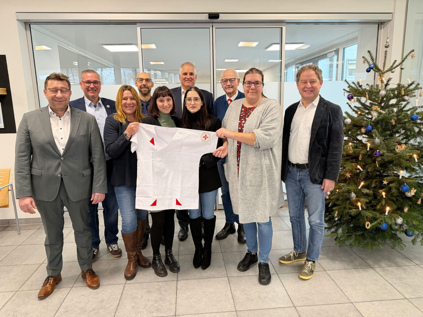 Übergabe der Kurzzeitpflege in die bewährten Hände des BRK: (v li ) Reinhard Pillris (BRK, Referent für Seniorenhäuser und stellvertretender Kreisgeschäftsführer), Christian Fendt (BRK Kreisgeschäftsführer), Annika Feulner (Einrichtungsleitung), Stefan Blanke (Geschäftsführer InnCare), Marie Luise Brodschelm (Verwaltung Kurzzeitpflege), Thomas Ewald (Vorstandsvorsitzender InnKlinikum), Antonela Steko (Verwaltung Kurzzeitpflege), Herbert Hofauer (BRK Kreisvorsitzender), Bianca Kreil (Pflegedienstleitung Kurzzeitpflege) und Florian Schneider (Bürgermeister der Stadt Burghausen)  Foto: Schmitzer/InnKlinikum