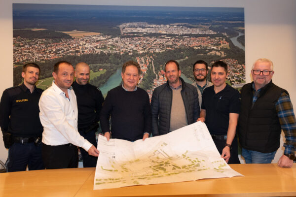 Auf dem Bild: Polizist Thomas Brodschelm (v.l.), Stadtbaumeister Manfred Winkler, Polizist Ben Bertsche, Erster Bürgermeister Florian Schneider, 1. Kommandant der Feuerwehr Burghausen Florian Hobmeier, Lei-ter Tiefbauamt Stefan Simon, Kreisbrandrat Vincenzo Bucci und Martin Hinterwinkler als Leiter des Ord-nungsamtes. Fotocredit: Stadt Burghausen / köx